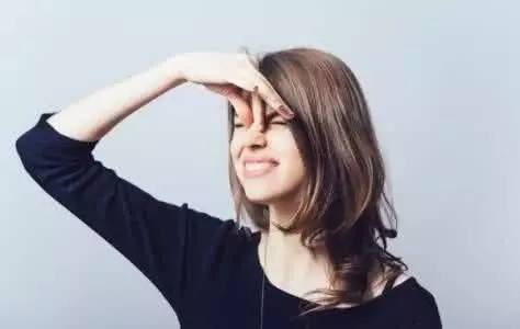 what！？“香”艷的美女成了辦公室污染源，甲醛治理非常必要！