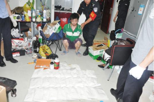 廚房水管破裂傳出刺鼻性氣味，原以為是鄰居家甲醛超標(biāo)，沒想到是“絕命毒師”