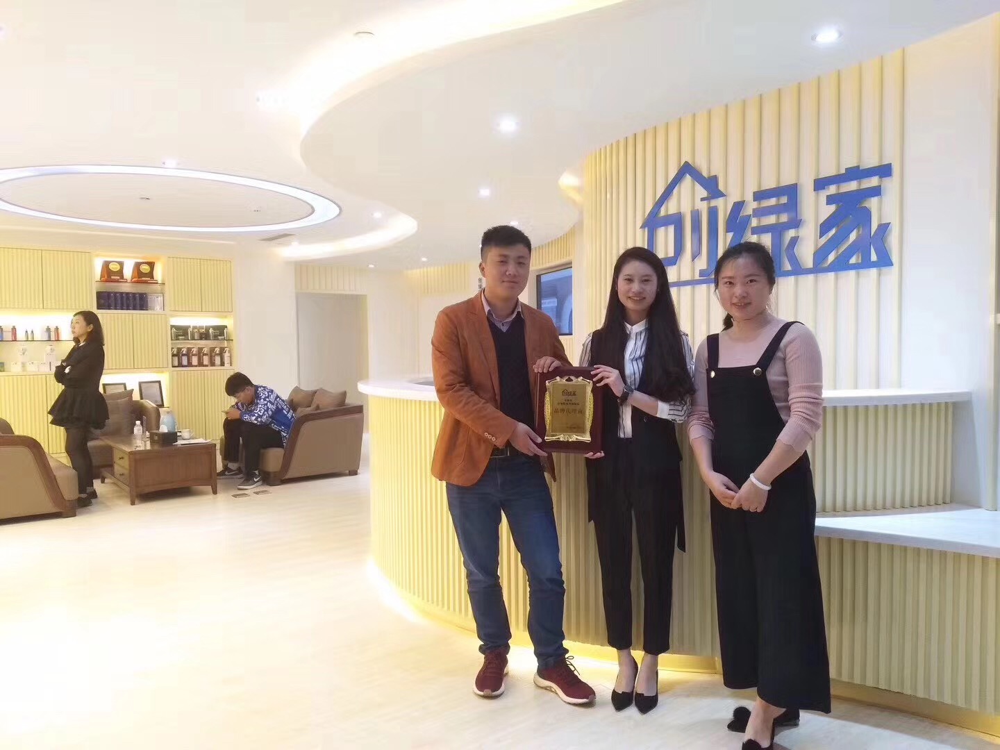 熱烈祝賀蔣總簽約創(chuàng)綠家江蘇省市級(jí)代理！