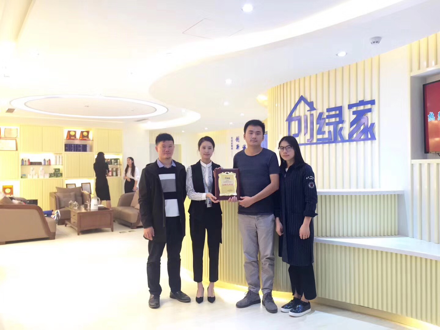 熱烈祝賀余總簽約創(chuàng)綠家江蘇省縣級市代理！