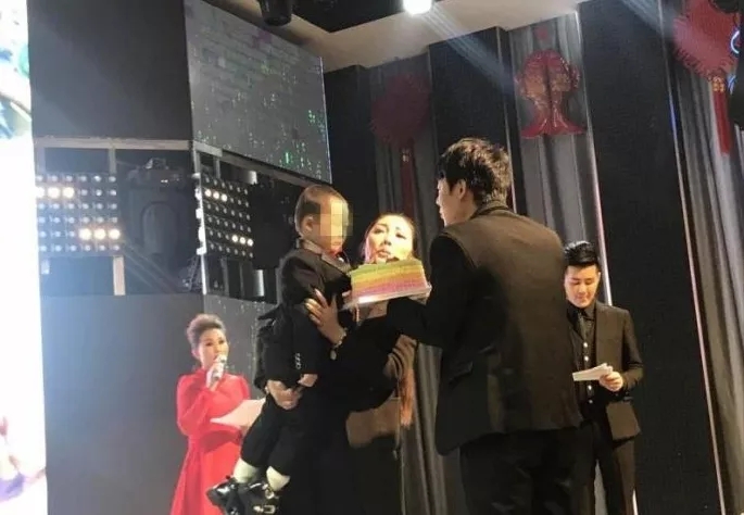 4歲男孩和媽媽辦“婚禮”，真相令人淚崩！