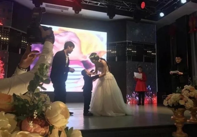 4歲男孩和媽媽辦“婚禮”，真相令人淚崩！