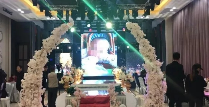 4歲男孩和媽媽辦“婚禮”，真相令人淚崩！
