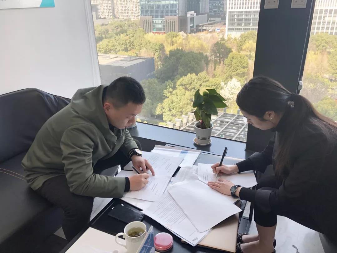 彭總之前是在國企上班，現(xiàn)在選擇自己創(chuàng)業(yè)，自己做過多方面的了解，千里迢迢來考察，注重公司實(shí)力、扶持力度和產(chǎn)品效果，對(duì)這個(gè)行業(yè)也是非常有信心，在我們除醛技術(shù)交流峰會(huì)現(xiàn)場果斷簽約！