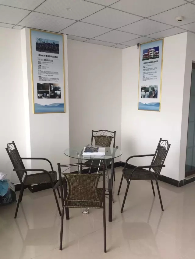 歷經(jīng)近兩個(gè)月的店面籌備工作，創(chuàng)綠家空氣治理惠州服務(wù)中心正式落成，室內(nèi)裝修污染危害社會，室內(nèi)空氣治理迫在眉睫。創(chuàng)綠家惠州服務(wù)中心將竭誠為您服務(wù)！ 溫總、朱總與公司合照 創(chuàng)綠家空氣治理惠州服務(wù)中心門面 店內(nèi)展示： 祝溫總、朱總開業(yè)生意興隆、財(cái)源廣進(jìn)！